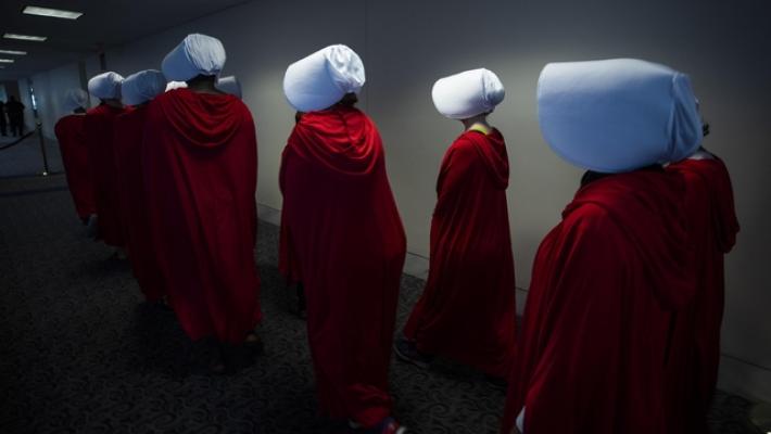 L 'esercito delle ancelle' di Atwood a Washington contro Trump