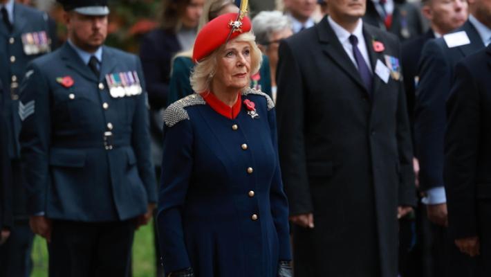 La regina Camilla commemora caduti in vista del Remembrance Day