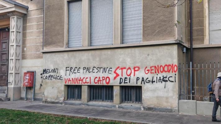 A Torino scritte pro-Palestina e contro Vannacci