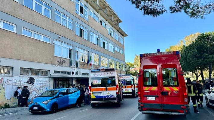 Spray urticante in scuola a Pescara, evacuato liceo
