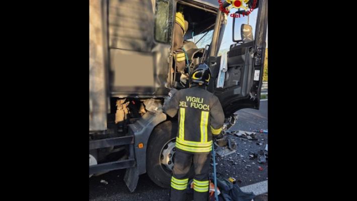 Scontro tra due camion, chiuso il raccordo verso la Slovenia