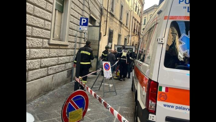 Muratore trovato morto in un cantiere a Prato, accertamenti