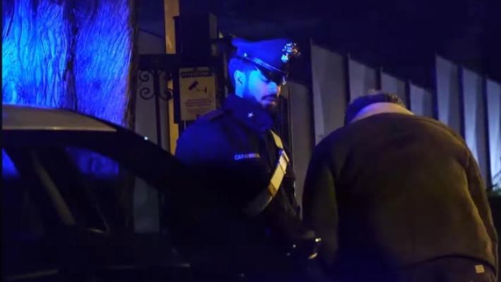 Picchia la compagna e la lascia svenuta in strada, arrestato