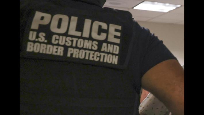 Usa, video mostra uomo svenire durante l'arresto,polemica su Ice