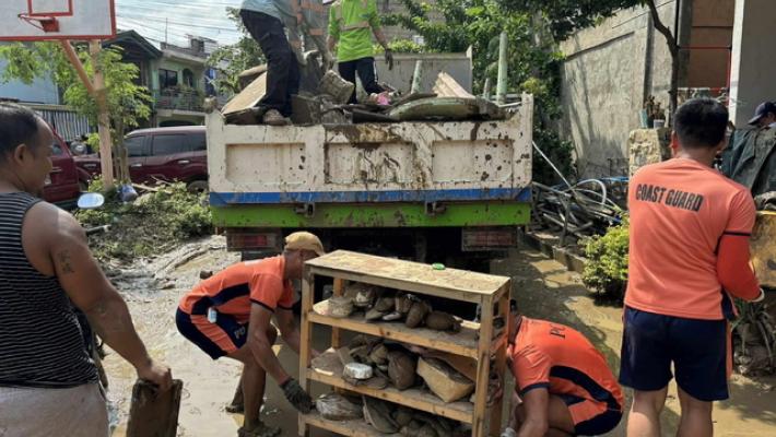 Media, 'Filippine evacuano 100 mila persone per super tifone'