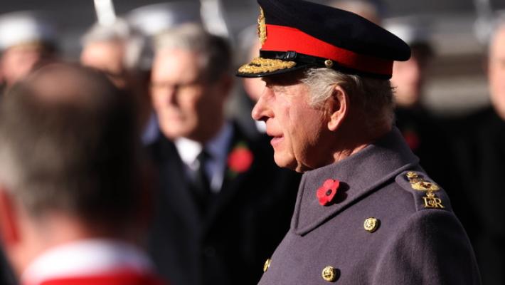 Re Carlo III presiede le commemorazioni per i soldati caduti