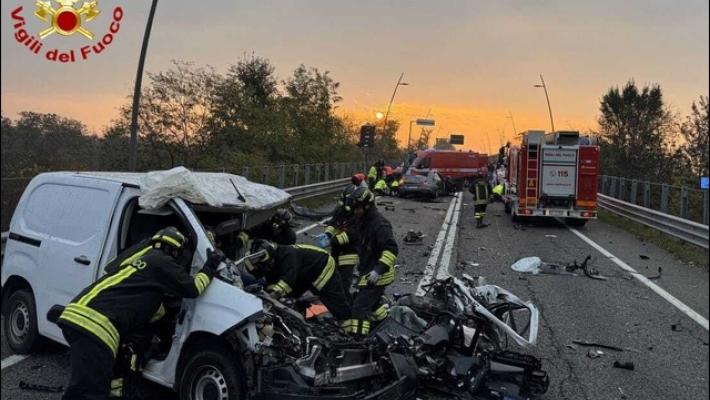 Scontro tra auto sulla tangenziale sud di Bergamo, 3 morti