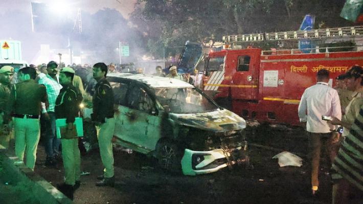 Auto esplode vicino al Forte di Delhi, otto morti