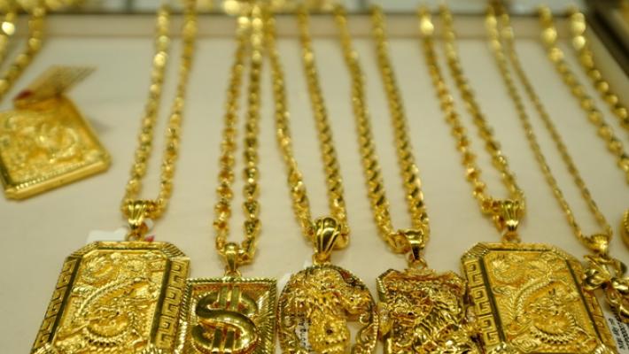 Rubavano gioielli ai morti, indagati 6 dipendenti Comune Milano