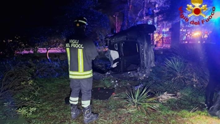 Auto fuori strada nel Brindisino, muore un 20enne