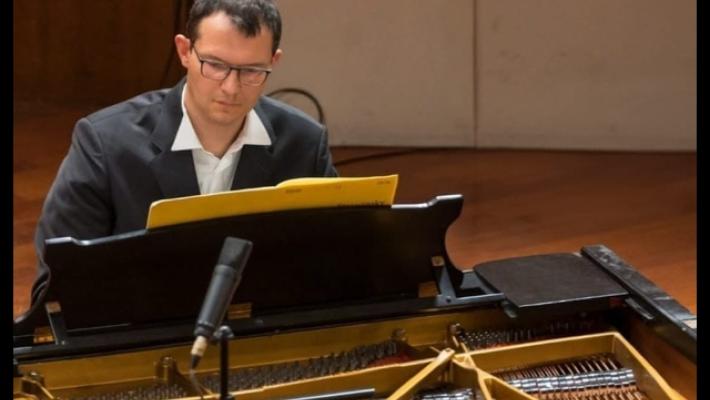 Nel Torinese pianista suona per i medici che lo hanno curato