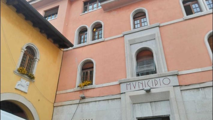 Madre uccide il figlio di 9 anni tagliandogli la gola