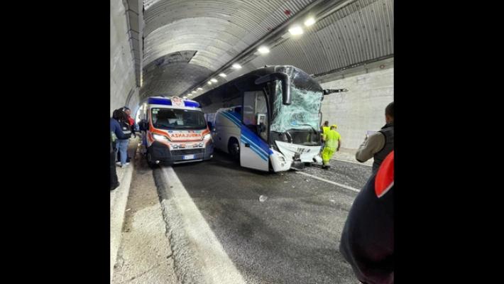 Tamponamento tra bus e mezzo pesante, 10 km coda in A14