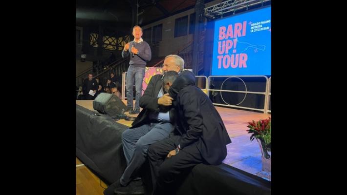 Dopo mesi di gelo, abbraccio tra Emiliano e Decaro