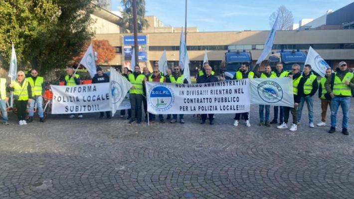Il sindacato di polizia locale protesta all'Anci a Bologna