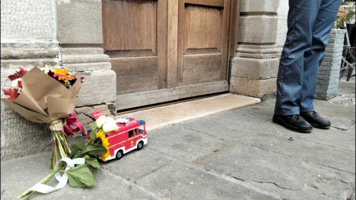 Madre uccide figlio: gli causò lividi stringendogli il collo