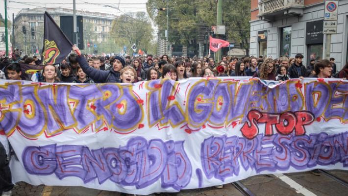 Studenti in corteo a Milano per scuola, Palestina e clima