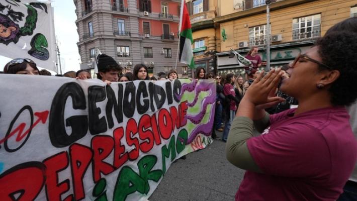 Studenti in piazza a Napoli,anche bara per morte scuola pubblica