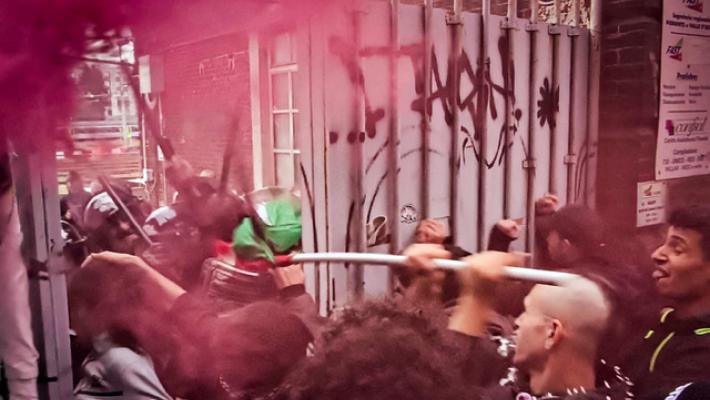 Corteo a Torino, manifestanti sui binari di Porta Nuova