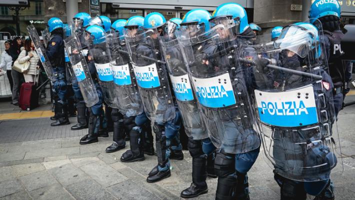 Tensione a corteo Torino, treni ancora sospesi e lancio uova