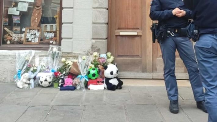 Madre uccide figlio: ancora fiori e giocattoli davanti casa