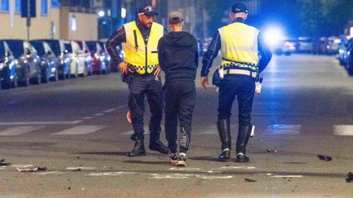 Auto dopo scontro travolge palo e pedoni, 8 feriti a Milano