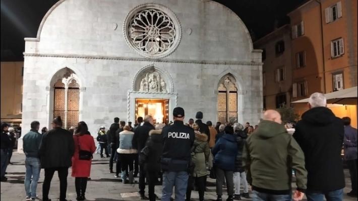 Duomo di Muggia gremito per veglia in ricordo piccolo Giovanni