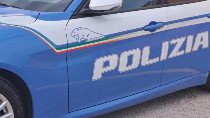 Auto investe tre persone dopo lite in locale e scappa, ferite