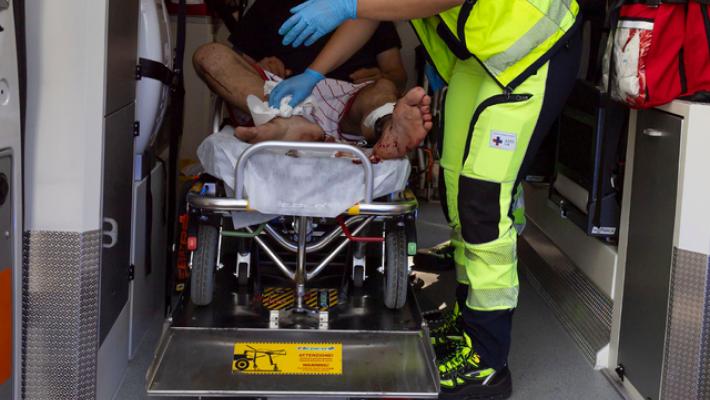 Auto in A12 tampona veicolo e si ribalta, 5 ragazzi feriti