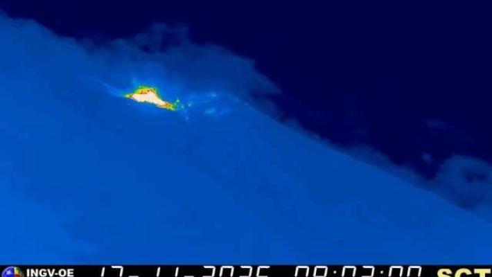 Stromboli, trabocco lavico e colata nella Sciara del fuoco