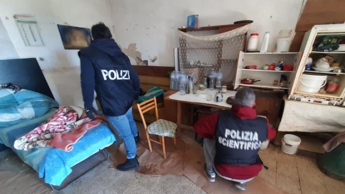 Al lavoro 14 ore al giorno a 1,26 euro l'ora, tre arresti