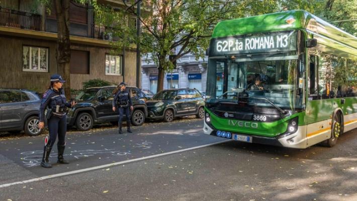 Pedone investito da autobus di linea a Milano, è grave