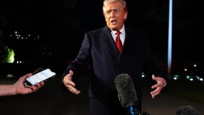 Trump insulta una giornalista, 'stai zitta cicciona'