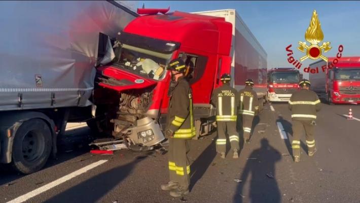 Tamponamenti in A1 a Modena, un camionista morto nella notte
