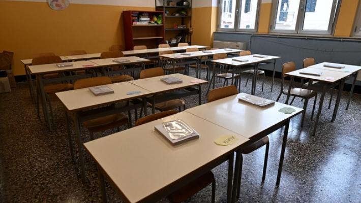 Estorsione tra i banchi di scuola, 16enne arrestato in Sardegna