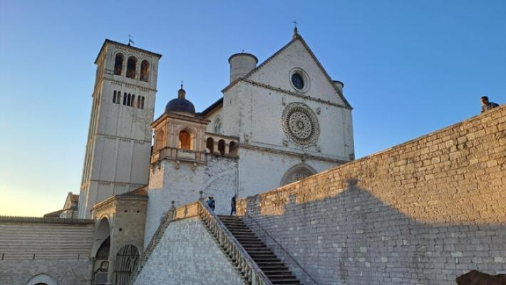 Leone XIV il ventesimo Papa della storia in visita ad Assisi
