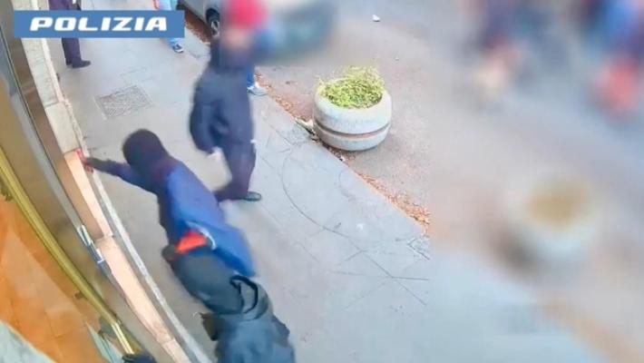 'Uccidi gli sbirri' e assalti, gip 'strutturati e pericolosi'