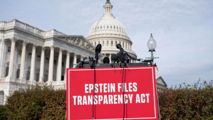 Trump firma la legge per la divulgazione dei file su Epstein