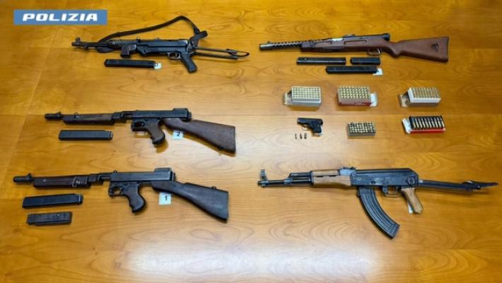 Scoperto arsenale con AK-47, due arresti