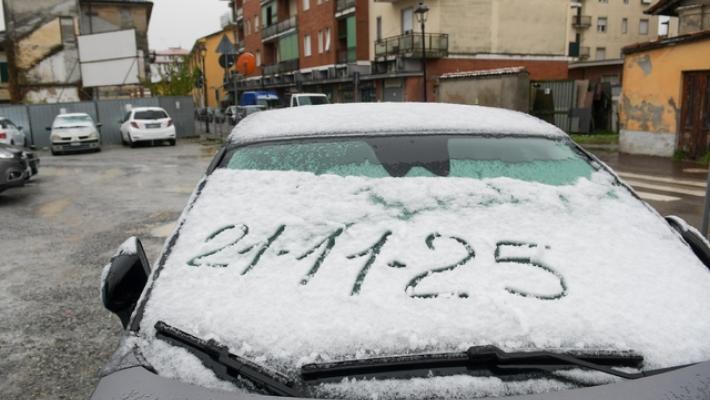Nevica sulle montagne in Lombardia, primi fiocchi a Milano