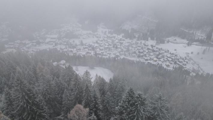 Bus studenti scivola su neve e si ferma davanti a scarpata