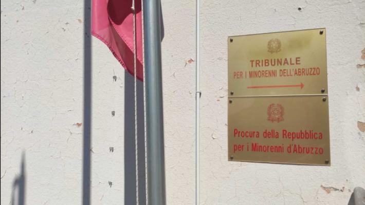 Via i figli alla famiglia nel bosco, 'leso diritto a relazioni'