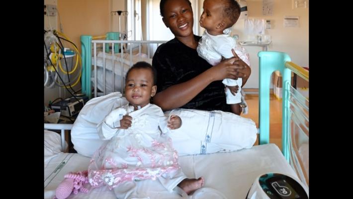 Tornano in Burkina Faso le gemelline siamesi separate al Gaslini