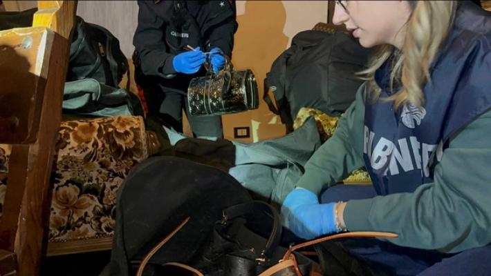 Furti da Valentino e Vuitton, recuperate scarpe e borse