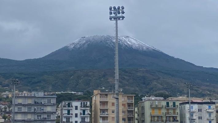Maltempo, neve sul Vesuvio e forte calo delle temperature