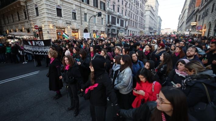 'Sabotiamo il patriarcato', marea fucsia invade Roma