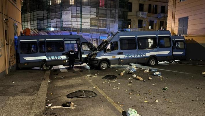 Scontri Antifa-polizia a Genova, feriti 8 poliziotti