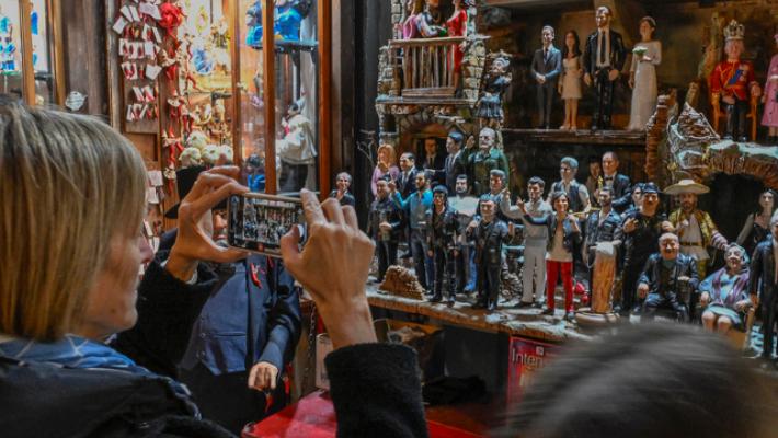 Troppa folla nella strada dei presepi, senso unico pedonale