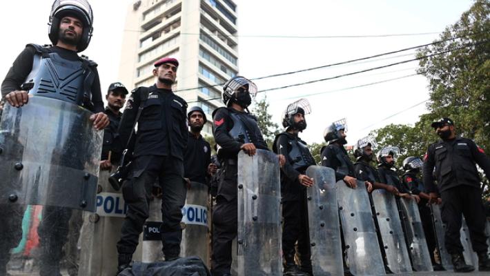 Pakistan, attacco e attentato suicida a comando polizia Peshawar