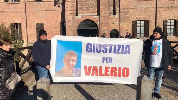 Morì dopo fuga da struttura, appeso striscione in tribunale